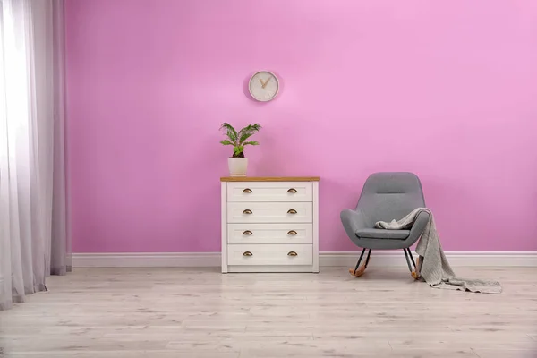 Stijlvolle Kamer Interieur Met Commode Schommelstoel Buurt Van Kleur Muur — Stockfoto