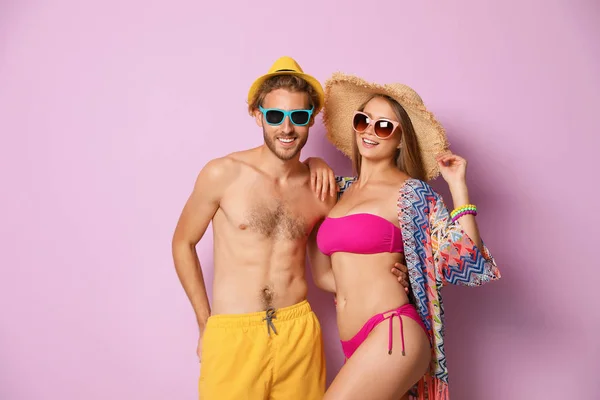 Felice Giovane Coppia Beachwear Sfondo Colore — Foto Stock