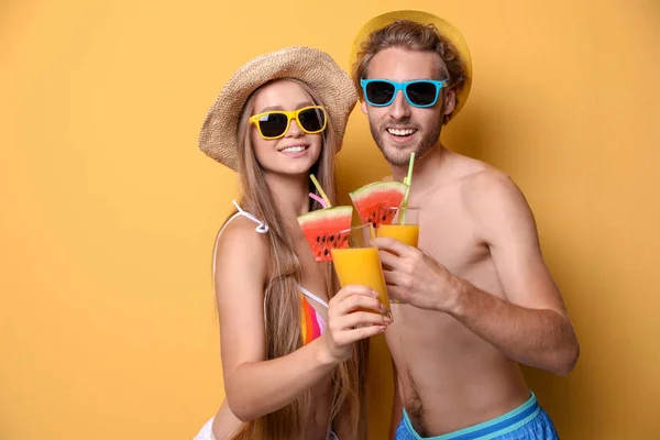 Giovane Coppia Beachwear Con Cocktail Sfondo Colore — Foto Stock