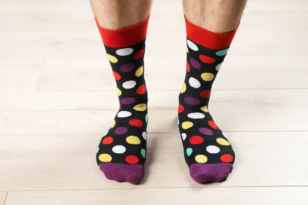 Muž Stylové Ponožky Podlaze Closeup — Stock fotografie