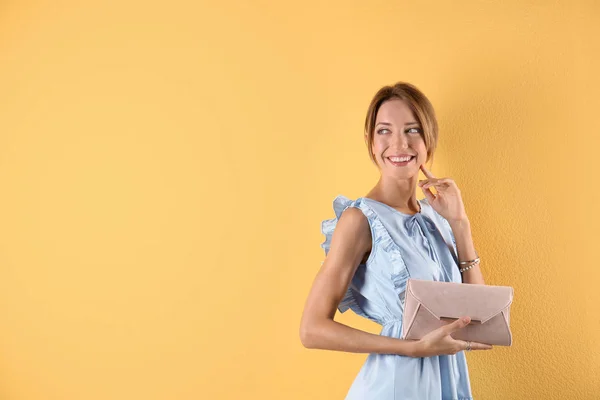 Porträtt Ung Kvinna Snygg Outfit Med Väska Färg Bakgrunden — Stockfoto