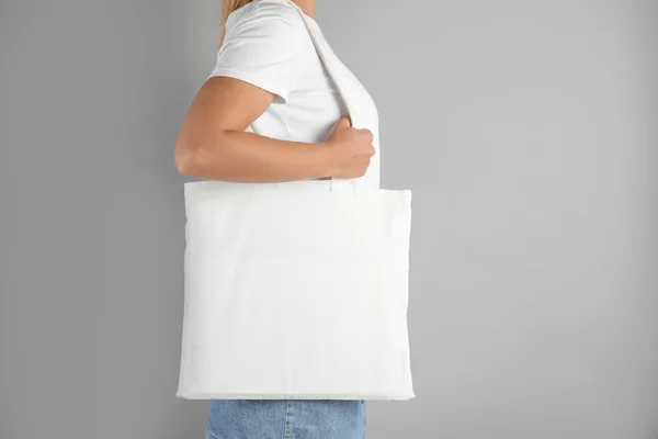 Mujer Con Bolsa Mano Sobre Fondo Gris Prepárate Para Diseño — Foto de Stock