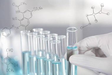 Laboratuvar çözümlemesini, closeup bilim adamı. Arka plan üzerinde kimyasal formüller 