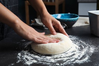 Kadın masada pasta Hamur yoğurma