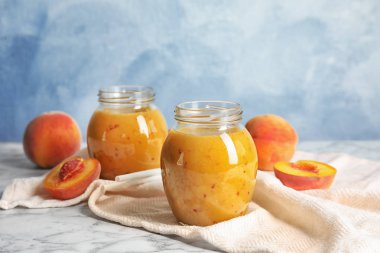 Masada cam kavanozlara lezzetli şeftali yüzlü