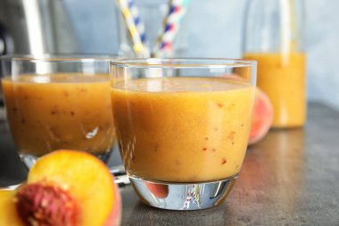 Lezzetli şeftali yüzlü masada. Sağlıklı içecek