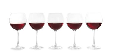 beyaz zemin üzerine kırmızı şarap ile gözlük