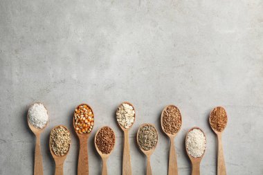 Tahıl ve tahıl gri arka plan üzerinde farklı ile düz yatıyordu kompozisyon