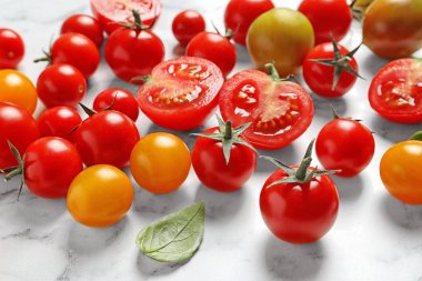 Mermer zemin üzerine farklı lezzetli sulu domates