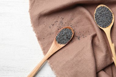 Ahşap arka plan üzerinde haşhaş tohumu ile düz yatıyordu kompozisyon