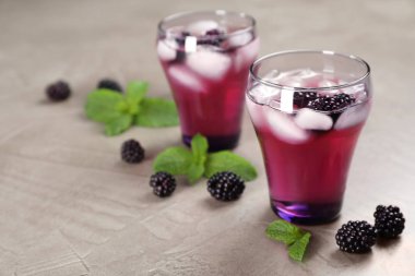 Gözlük buzlu blackberry limonata gri tablo ile