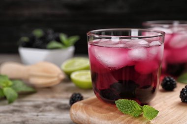 Cam masa buzlu blackberry limonata ile