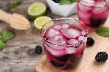 Cam masa buzlu blackberry limonata ile