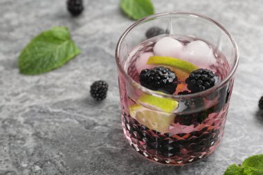 Buzlu blackberry limonata gri tablo ile cam