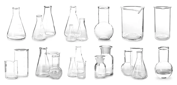 用清洁的实验室玻璃器皿集白色背景化学分析 — 图库照片