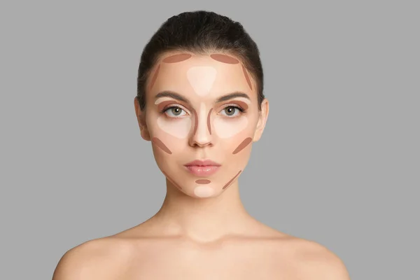 Mujer Con Maquillaje Facial Contorneando Mapa Sobre Fondo Gris Tutorial — Foto de Stock