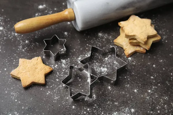 美味的自制圣诞饼干和桌子上的刀具 — 图库照片