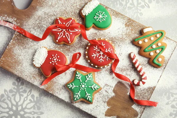 Chutné Dekorovaný Vánoční Cukroví Dřevěné Desce Pohled Shora — Stock fotografie