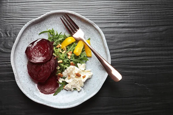 Plaat Met Heerlijke Bieten Salade Houten Achtergrond Bovenaanzicht — Stockfoto