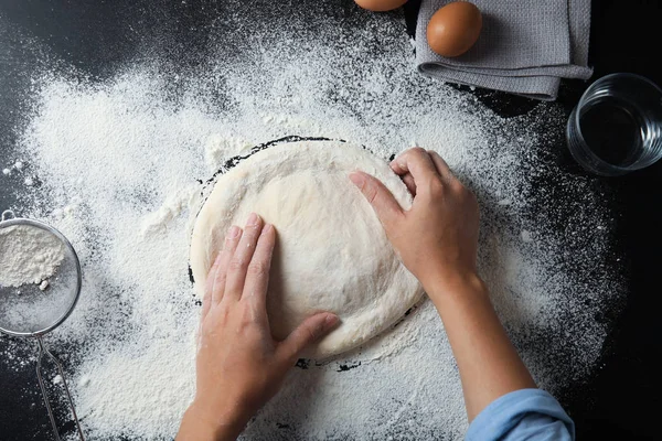 Mujer Haciendo Masa Para Pastelería Mesa —  Fotos de Stock