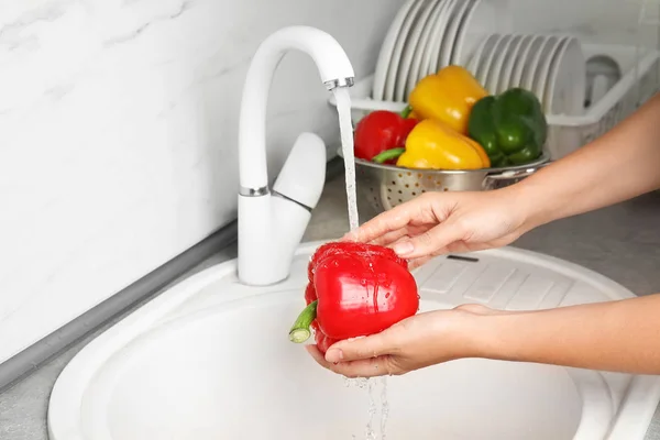 Mujer Lavando Pimentón Fregadero Cocina Primer Plano — Foto de Stock