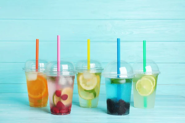 Copos Plástico Com Limonadas Mesa Contra Fundo Cor — Fotografia de Stock