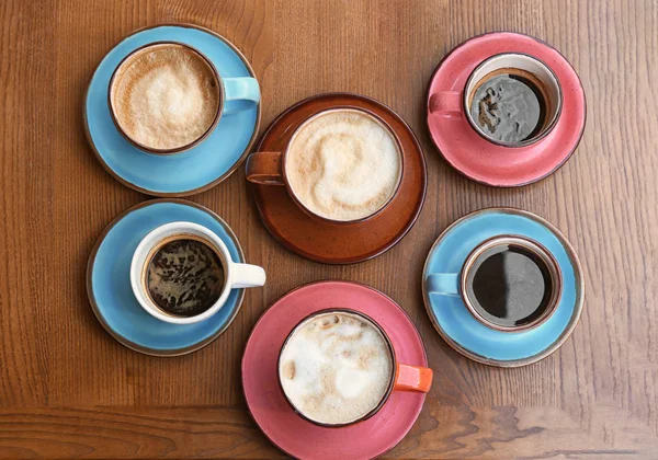 Tassen Mit Frischem Aromatischen Kaffee Auf Holztisch Draufsicht — Stockfoto