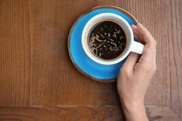 Friss Aromás Kávét Fából Készült Asztal Felülnézet — Stock Fotó