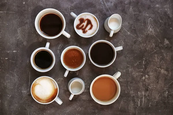 Tassen Mit Frischem Aromatischen Kaffee Auf Grauem Hintergrund Draufsicht — Stockfoto