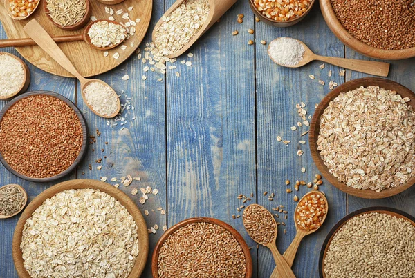 Compoziție Așezată Plat Diferite Tipuri Cereale Cereale Fundal Din Lemn — Fotografie, imagine de stoc
