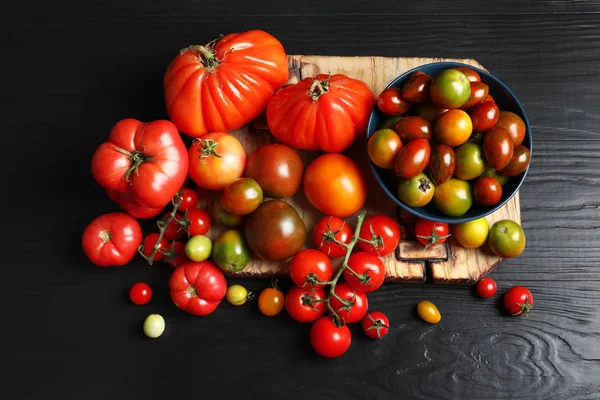 Flache Lagekomposition Mit Saftigen Tomaten Auf Holzgrund — Stockfoto