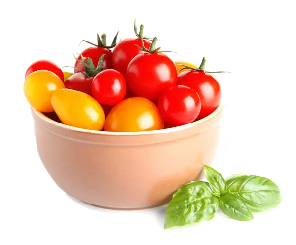 Kom Met Verschillende Rijpe Tomaten Witte Achtergrond — Stockfoto