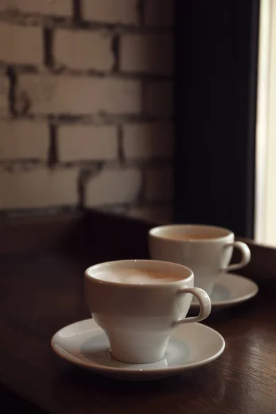 新鮮な香り豊かなコーヒー テーブルの上のカップ — ストック写真
