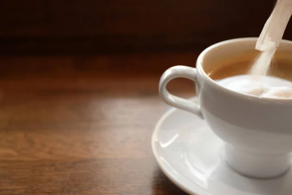 新鮮な香り豊かなコーヒー テーブル クローズ アップの上に追加の砂糖 — ストック写真