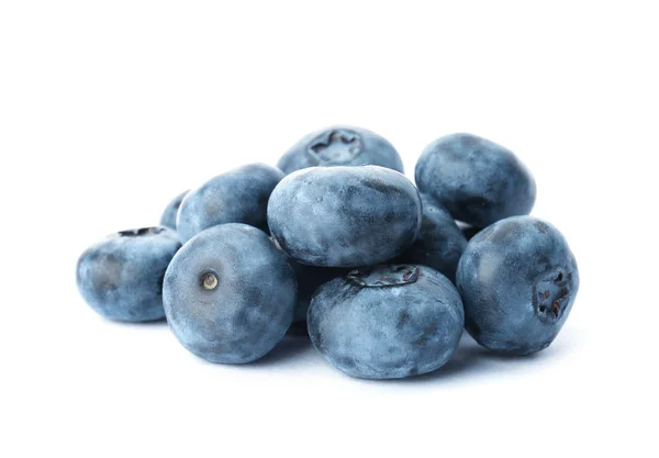 在白色背景美味多汁成熟的蓝莓 — 图库照片