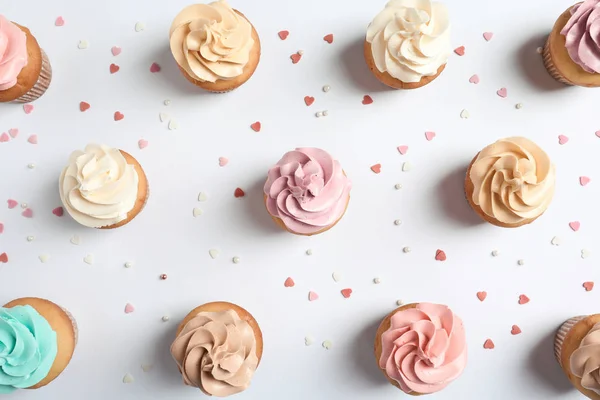 Composição Flat Lay Com Deliciosos Cupcakes Aniversário Fundo Branco — Fotografia de Stock