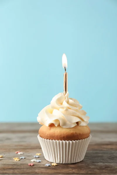 Delicioso Cupcake Aniversário Com Vela Acesa Fundo Cor — Fotografia de Stock