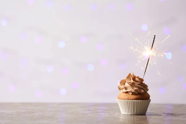 Delicioso Cupcake Cumpleaños Con Bengala Ardiente Espacio Para Texto Sobre —  Fotos de Stock