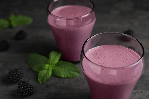 Gläser Mit Brombeerjoghurt Smoothies Auf Grauem Tisch Nahaufnahme — Stockfoto