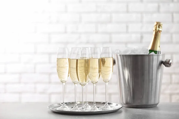 Brýle Šampaňským Láhev Kbelíku Stole Proti Cihlové Zdi — Stock fotografie