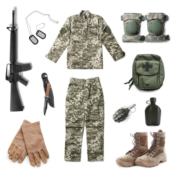 Askeri Üniformayla Ayarla Beyaz Arka Plan Üzerinde Silah — Stok fotoğraf