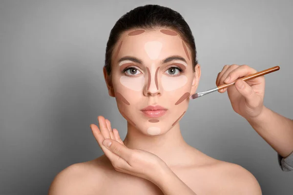 Maquillaje Artista Contorneando Cara Mujer Sobre Fondo Gris Tutorial Profesional — Foto de Stock