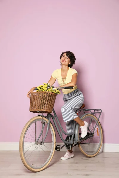 Retrato Bela Jovem Com Bicicleta Perto Parede Cor — Fotografia de Stock