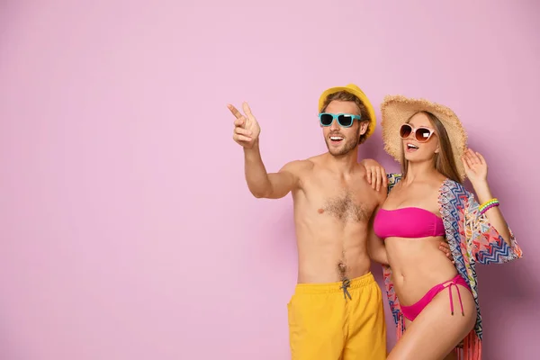 Glada Unga Par Badkläder Färgbakgrund Utrymme För Text — Stockfoto