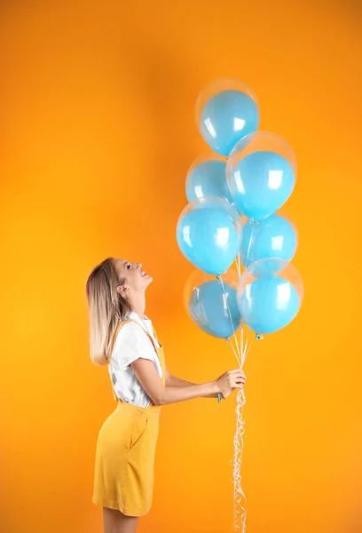Hava Balonları Renk Arka Plan Üzerinde Olan Kadın — Stok fotoğraf