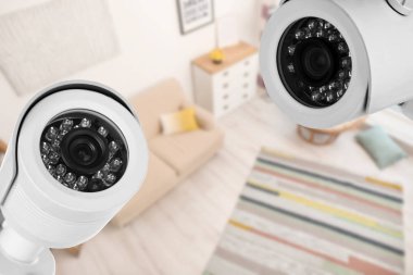 Oturma odası görünümünün üzerinde Cctv kameraları gözetim altında