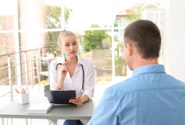 Hastanede doktor randevusu olan hasta