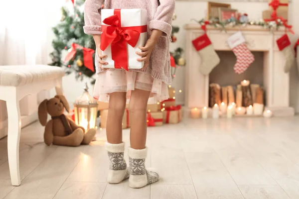 Милый Маленький Ребенок Прячет Рождественскую Подарочную Коробку Позади Дома — стоковое фото