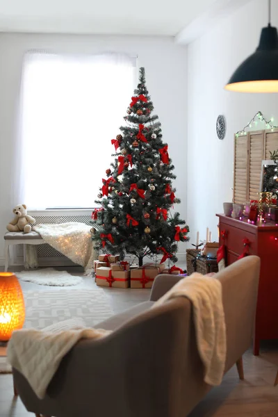 Élégant Salon Intérieur Avec Arbre Noël Décoré — Photo