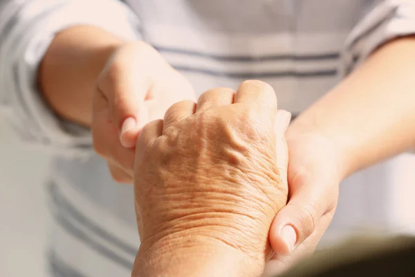 Aiutare Mani Tenere Insieme Primo Piano Concetto Assistenza Agli Anziani — Foto Stock